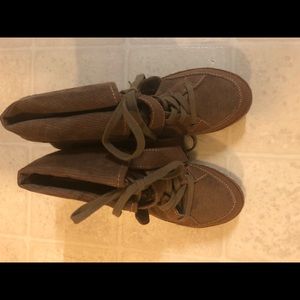 Women K9 brown corduroy sneaker size 8